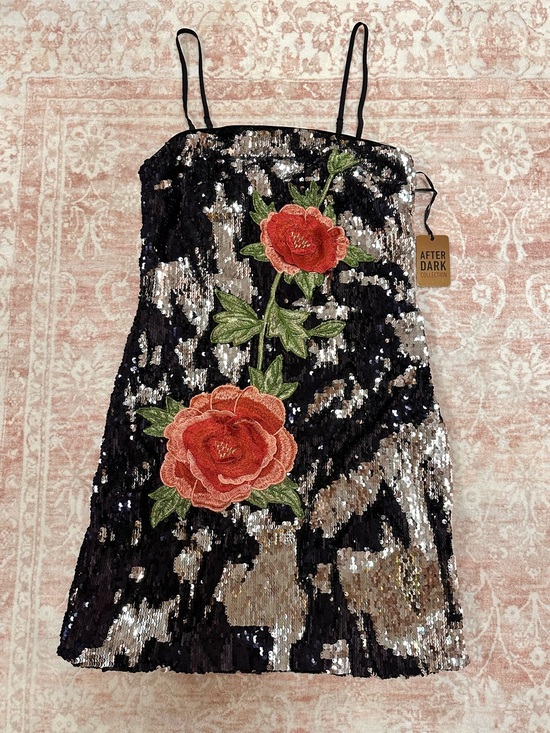 Dresses & Skirts - NWT 🌺 Sequins & Flower Appliqué Dress